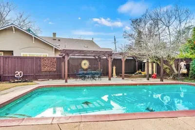 Image de Sunny 2-Bedroom in East Sacramento\/w Pool & Patio
