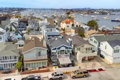 Image de Bay Beach Retreat located steps from the Newport Bay