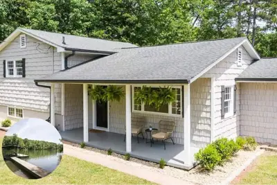 Image de Charming Lake Front 3-bedroom cabin in Fair Play with Hot Tub & Private Dock