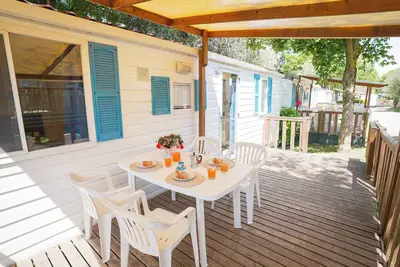 Image de Maison mobile avec climatisation, terrasse et piscine