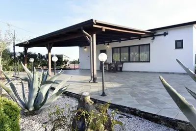 Image de Appartement de vacances avec deux chambres et une terrasse dans un quartier calme près de la mer