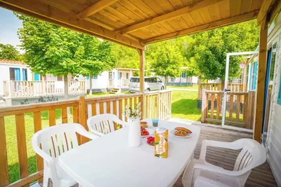 Image de Maison mobile avec climatisation, terrasse et piscine