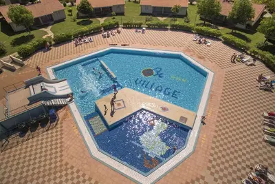 Image de Maison mobile avec climatisation, terrasse et piscine