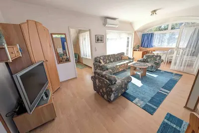 Image de Appartement de vacances avec grand balcon, cuisine américaine et climatisation