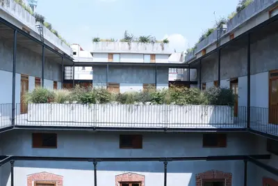 Image de Tri-Level Eco-Luxe Apartment in Fully Revovated Heritage Building. 24hr security
