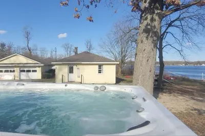Campau Lake Sunshine Cottage with Tiki game house 4 King Beds