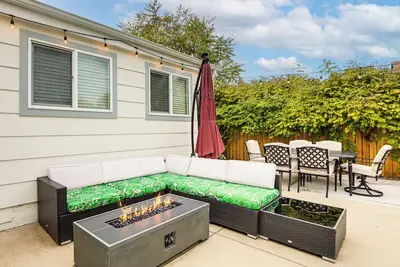 Image de < 1 Mi to Olde Town Arvada: Home w/ Patio!