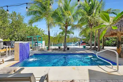 Image de Tropical paradise on canal in Lower Keys-pool, tiki, firepit, dock, dog friendly