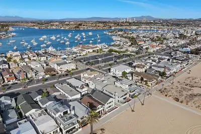 Image de Oceanfront Beach Cottage in Newport Beach