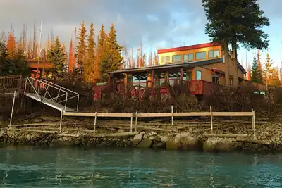Image de Pristine riverfront 2-bedroom house with private dock, huge deck, and gazebo!