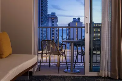 Image de Ocean Glimpses & City Lights – Relax in Waikiki Comfort | Hilton Garden Inn