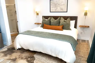 Image de Cozy & Convenient, 5 mins. to Sloan's & Empower