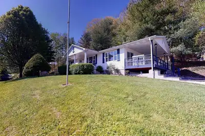 Image de Charming 4-bed cottage with hot tub and stunning lake views in beautiful Logan.