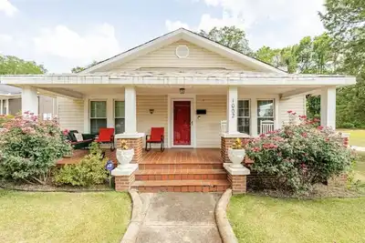 Image de Charming 2-Bedroom Bungalow in Talladega w\/ WiFi, Huge Outdoor Space & Fire pit