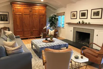 Image de Family friendly compound with pool, close to Pasadena attractions. Garden galore