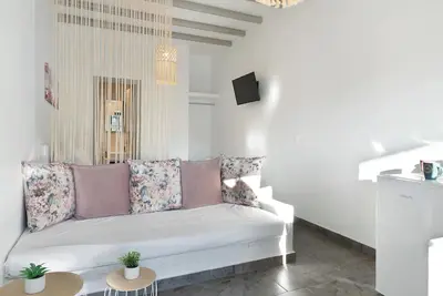 Image de Studio 'Calm Suites Kythnos 2' avec vue sur mer, Wi-Fi et climatisation