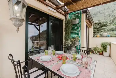 Image de Maison de vacances 'Casa Mauro E Robi Attico Faraglioni' avec terrasse privée et climatisation