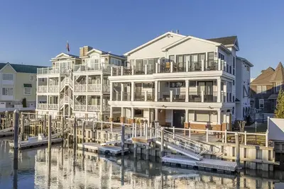 Image de Stunning Water Front Townhome. Walk to Lobster House and Lucky Bones