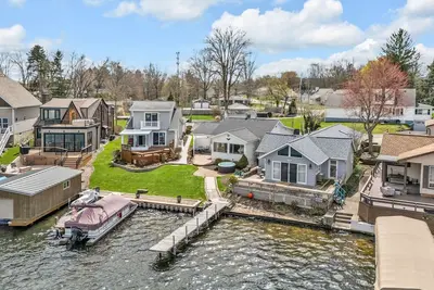 Image de Portage Lakes Retreat - 3 Br Lakefront Home with Hot Tub
