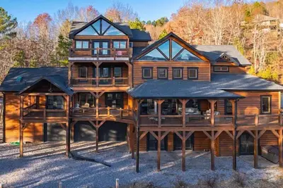 Image de Tranquil Stays - Stunning Mountain Views | Hot Tub | Luxury Home