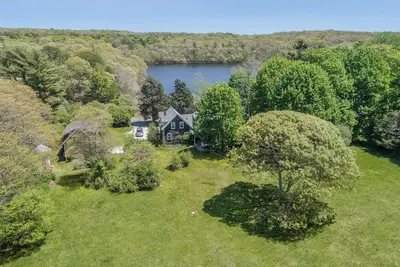 Image de Idyllic renovated home across from Seth's Pond. Large yard, Ac, near Lc beach