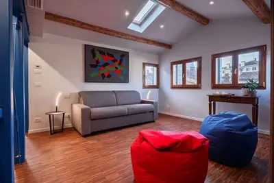 Image de L\\'appartamento al 4 piano con ascensore in un palazzo storico con terrazzo.