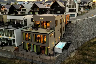 Image de Ultra Luxury Chelan Lake House w\/ Sauna, Steam Room, Cold Plunge, and Hot Tub