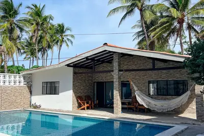 Image de Beautiful modern tropical beach home + pool - steps away from ocean!