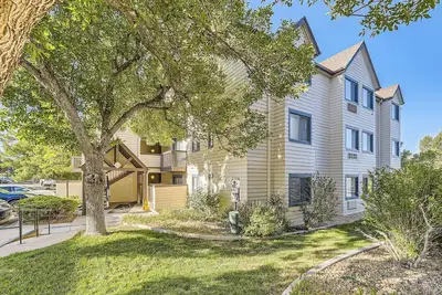 Image de Pool, laundry in-unit, super clean, 2-bed 2-bath, unique decor & gas fireplace