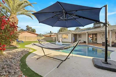 Image de Picture-Perfect Home! Heart of Scottsdale! Sleeps 8-10 4beds/2bath/pool/studio