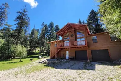 Image de Bear Holler Cabin - Spacious Cabin–Fire Pit, Forest Vibes, Skiing & Golf Nearby