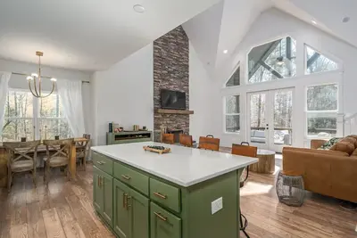 Image de Creekside Wonderland-Modern Cabin in Ellijay W/ Hiking Trail and Water Access