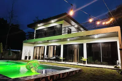 Modern beachside oasis w/ pool 2bed 2bath villa with Ac, WiFi in Manukan.