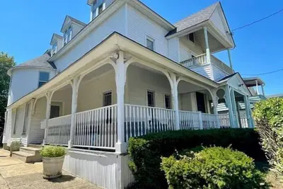 Image de Beautiful ocean view large 3rd floor apt with deck
