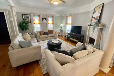 Image de Spacious home for family/friends, steps from beach