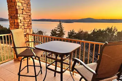 Image de Panoramic Lake View! ! - The View at Emerald Pointe