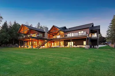 Image de The Driftwood True Lakefront Luxury