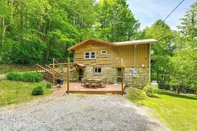 Image de Maggie Valley Log Cabin: Deck + Mountain Views!