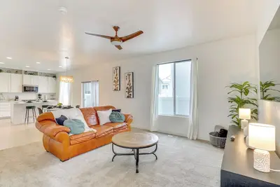 Image de 4 Mi to Zions Bank Stadium: Sleek Herriman Retreat