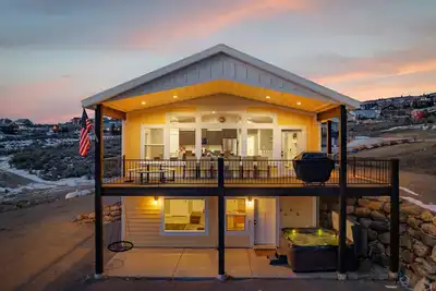 Image de Luxury Lake Views | Sleeps 19 - Ideal Beach - Hot Tub - Foosball