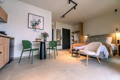 Bh961 - C - Suite Volos
