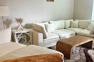 Image de Chic 2-bedroom deluxe apartment with king beds, large Tvs, and a fitness center.