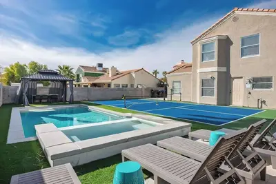 Image de A Taste of Serenity: Pool, Pickleball & Game Room!