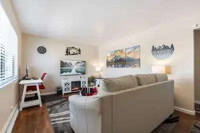Image de 2 Bed Cozy Mountain Themed Oasis