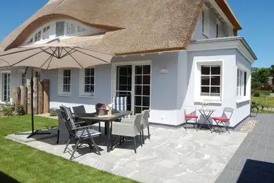 Image de Vacation home \"Sehart\" - semi-detached house under thatched roof approx. 100 m² for 2-4 persons