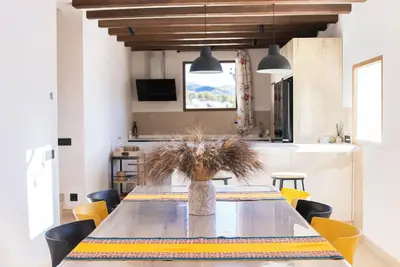 Caseta Blanca, located in Onil, Alicante.