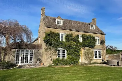 Family Cotswolds Stay with Pool, Hot Tub, Bar