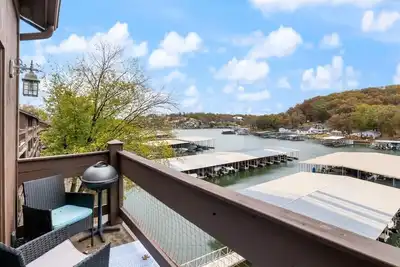 Image de Lakefront Condo Indoor pool, sauna, & pickle ball!