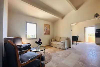 Image de 2 Bedroom, 2 Bathroom Apartment with terrace near Lourmarin - Apt 4