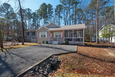 Image de Modern Comfort meets coastal Charm! New Listing!